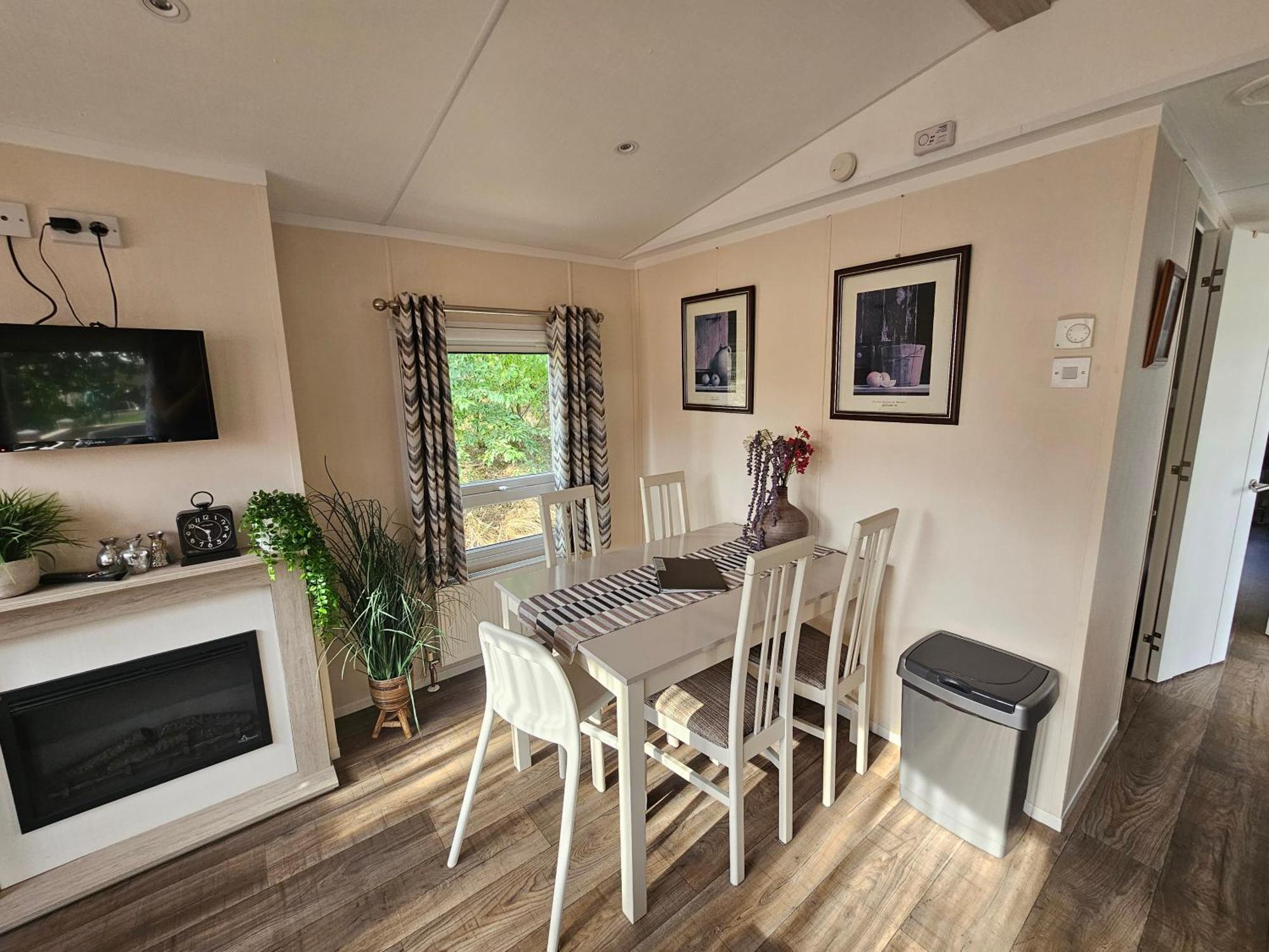 Luxe 4 Persoons Chalet Op 5 Sterren Camping ラールテ エクステリア 写真